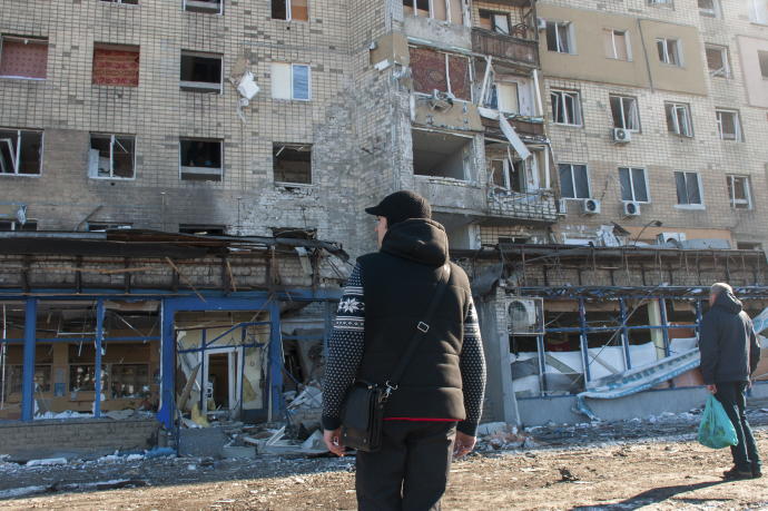 Un hombre observa los restos de un edificio atacado en Jarkóv.