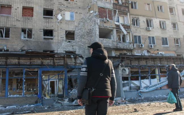 Un hombre observa los restos de un edificio atacado en Jarkóv.