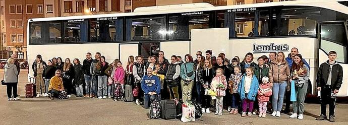 El grupo de chavales y sus familares llegaron a Bilbao en la madrugada de ayer. Foto: C. E.