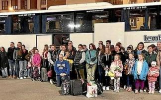 El grupo de chavales y sus familares llegaron a Bilbao en la madrugada de ayer. Foto: C. E.