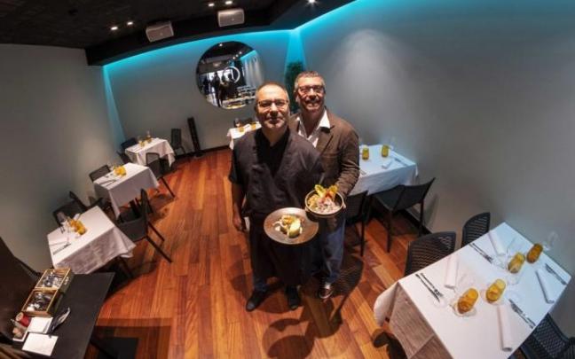 Pablo y Alfonso Zapata posan en el interior del Chester & Pisco con un plato de ceviche y otro de causa limeña. Pablo y Alfonso Zapata posan en el interior del Chester & Pisco con un plato de ceviche y otro de causa limeña.