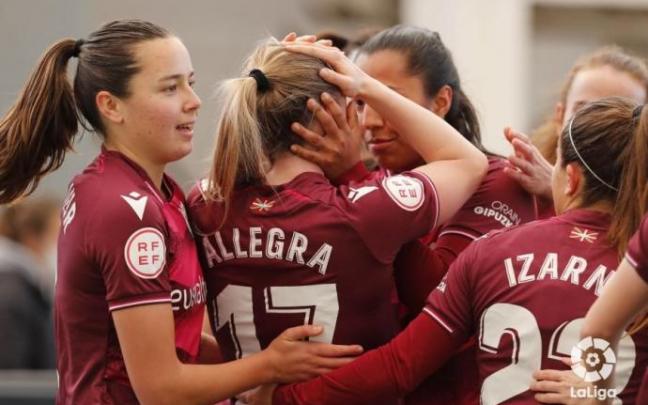 Allegra recibe la felicitación de sus compañeras Allegra recibe la felicitación de sus compañeras