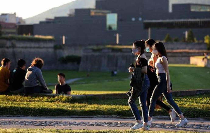 Jóvenes en la Vuelta del Castillo, donde se mejorará la iluminación y se colocarán cámaras de vigilancia.