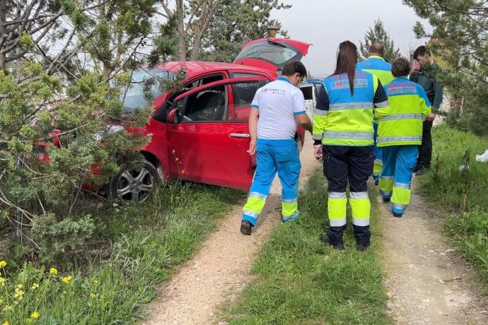 El hombre quedó atrapado debajo del vehículo.