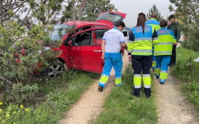 El hombre quedó atrapado debajo del vehículo.