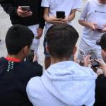 Los chicos sienten la presión social de mostrarse valientes y realizan más que ellas retos virales peligrosos.