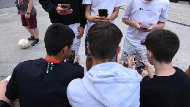 Los chicos sienten la presión social de mostrarse valientes y realizan más que ellas retos virales peligrosos.