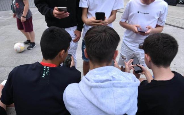 Los chicos sienten la presión social de mostrarse valientes y realizan más que ellas retos virales peligrosos. Los chicos sienten la presión social de mostrarse valientes y realizan más que ellas retos virales peligrosos.
