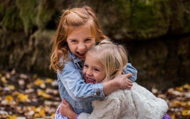 El abrazo, una de las mas sencillas formas de alegrar la vida a alguien y de expresar sin palabras nuestro aprecio y cariño. El abrazo, una de las mas sencillas formas de alegrar la vida a alguien y de expresar sin palabras nuestro aprecio y cariño.