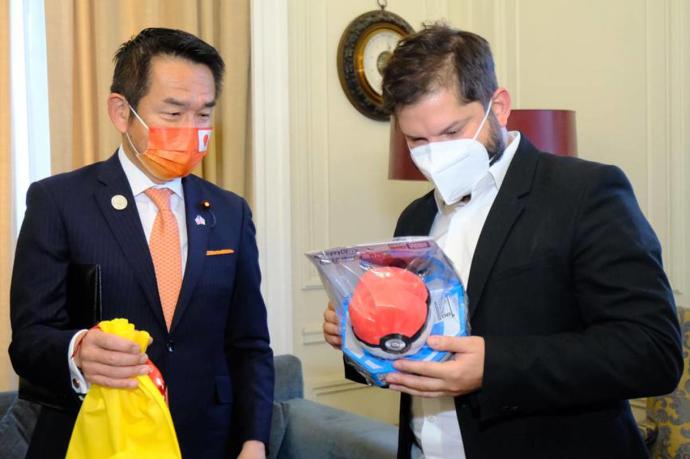 Gabriel Boric, observando la 'pokeball' que le había regalado el ministro de Asuntos Exteriores japonés, Kiyoshi Odawara.