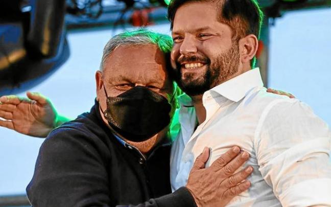 Gabriel Boric, a la derecha, recibe el apoyo del gobernador de Valparaíso, Rodrigo Mundaca. Foto: Efe Gabriel Boric, a la derecha, recibe el apoyo del gobernador de Valparaíso, Rodrigo Mundaca. Foto: Efe