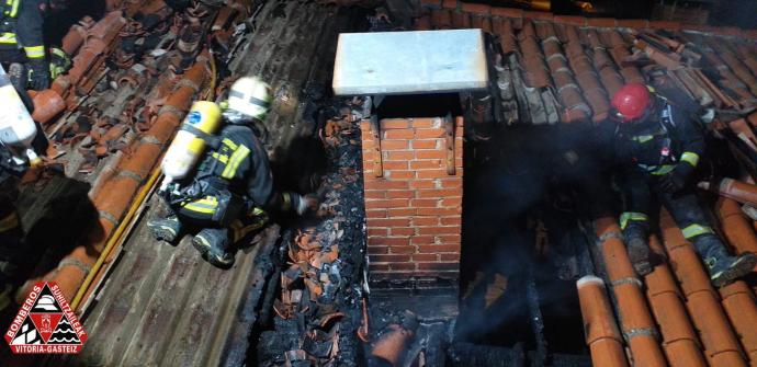 Bomberos en el tejado de la vivienda tras sofocar el incendio