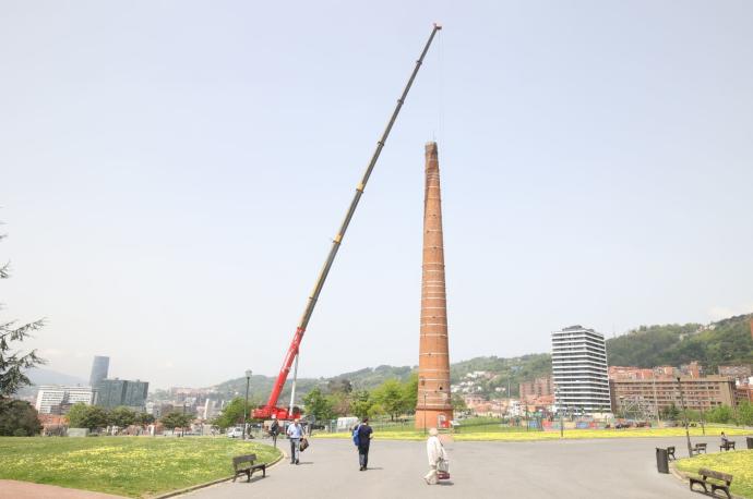 La grúa ya se ha instalado junto a la chimenea del Parque de Etxebarria