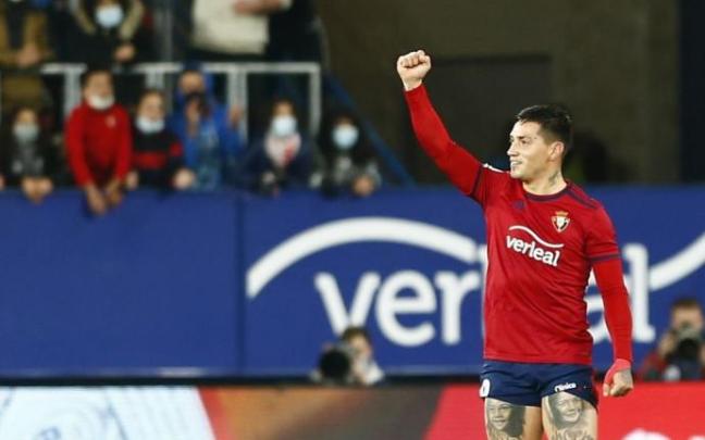 Chimy Ávila celebra su gol ante el Barcelona.