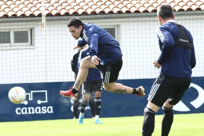 Remate del Chimy Ávila durante el entrenamiento.