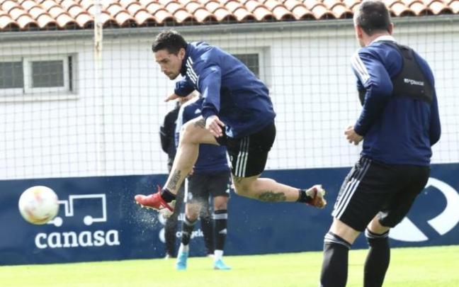 Remate del Chimy Ávila durante el entrenamiento.