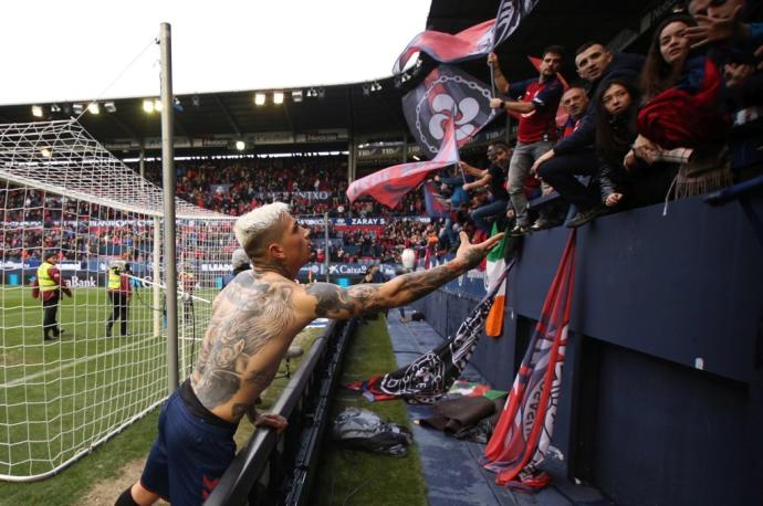 El Chimy Ávila, lanzando su camiseta a la grada en un partido en El Sadar.