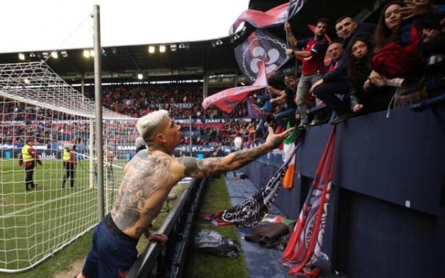 El Chimy Ávila, lanzando su camiseta a la grada en un partido en El Sadar. El Chimy Ávila, lanzando su camiseta a la grada en un partido en El Sadar.
