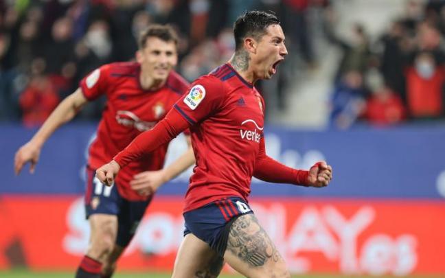 El Chimy Ávila celebra con rabia su gol.