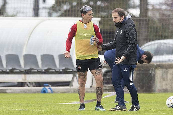 El Chimy y Arrasate hablan durante un entrenamiento en Tajonar.