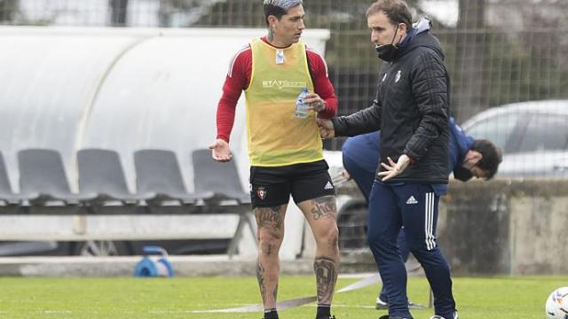El Chimy y Arrasate hablan durante un entrenamiento en Tajonar. El Chimy y Arrasate hablan durante un entrenamiento en Tajonar.