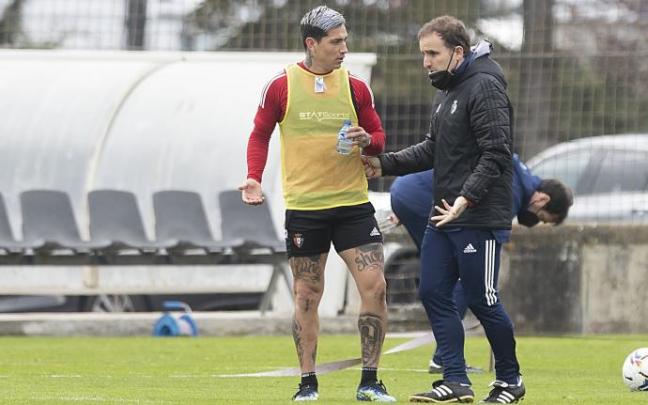 El Chimy y Arrasate hablan durante un entrenamiento en Tajonar. El Chimy y Arrasate hablan durante un entrenamiento en Tajonar.