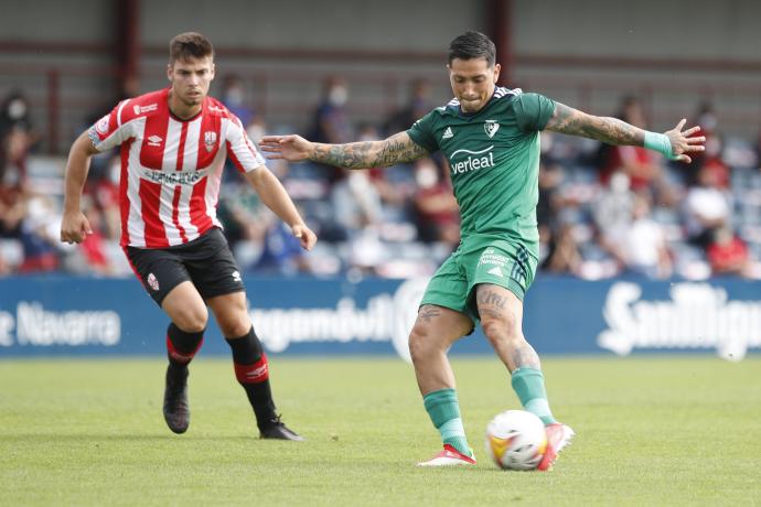 Chimy ensaya un disparo en el partido ante la UD Logroñés.