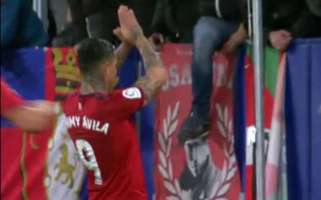 El Chimy Ávila, pidiendo perdón a Indar Gorri tras el 1-0.