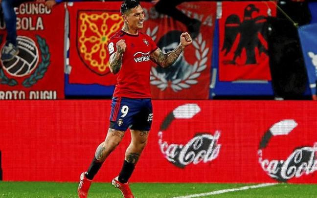 Chimy Ávila realiza un gesto de alegría y rabia tras la consecución del gol ante el Granada.