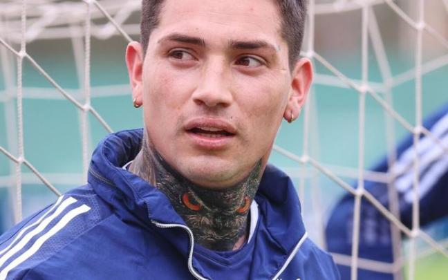 El Chimy, con su nuevo tatuaje en el cuello, ayer en Tajonar.