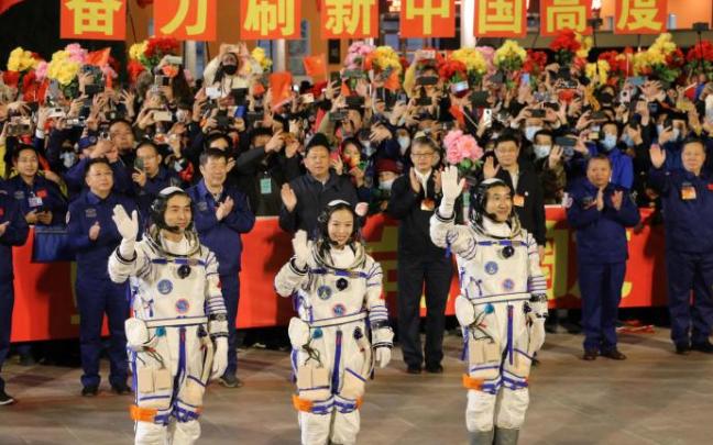 Los tres astronautas han permanecido 183 días en la misión tripulada más larga de China Los tres astronautas han permanecido 183 días en la misión tripulada más larga de China