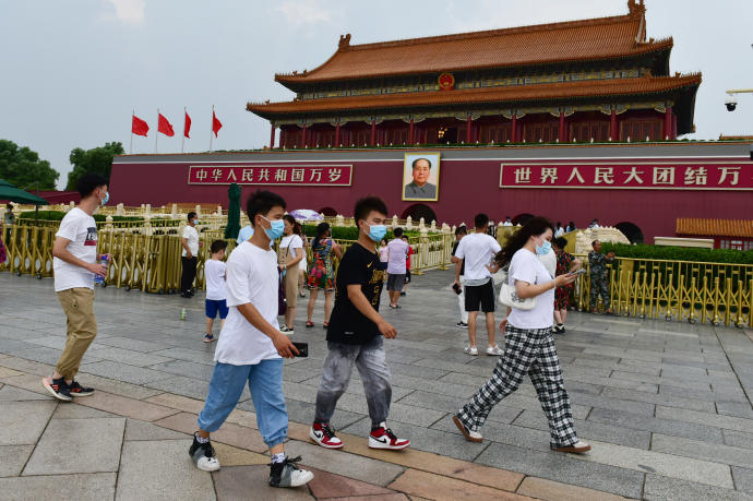 Varias personas caminan por las calles de Beijing.