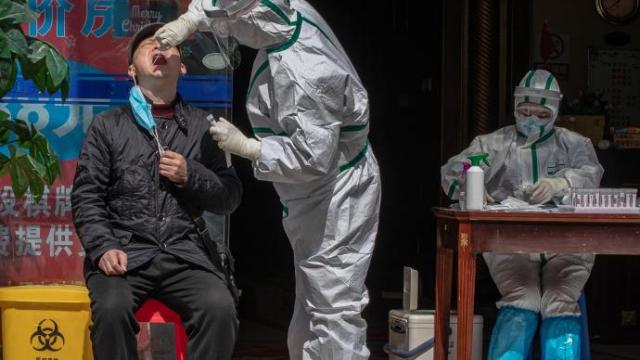 Un hombre se somete a una PCR en Wuhan. Un hombre se somete a una PCR en Wuhan.