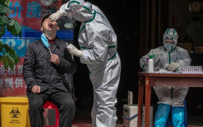 Un hombre se somete a una PCR en Wuhan. Un hombre se somete a una PCR en Wuhan.