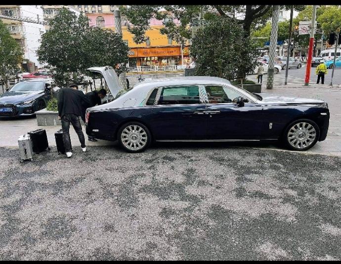 Los empleados del Banco de Shanghái llevan la maletas con el dinero hasta el coche de su futuro excliente