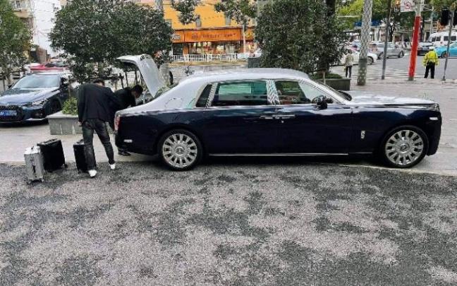 Los empleados del Banco de Shanghái llevan la maletas con el dinero hasta el coche de su futuro excliente Los empleados del Banco de Shanghái llevan la maletas con el dinero hasta el coche de su futuro excliente