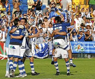 Zubikarai (izquierda), tapado en su abrazo con Labaka y Mikel González, tras la victoria ante el Cádiz en 2010.