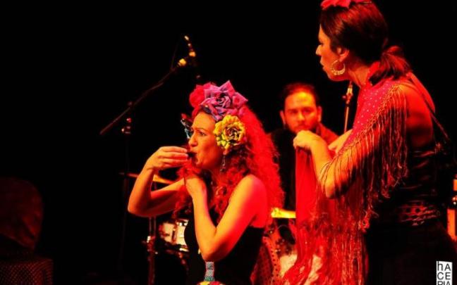 Escena del espectáculo de La FlamenCura. Escena del espectáculo de La FlamenCura.