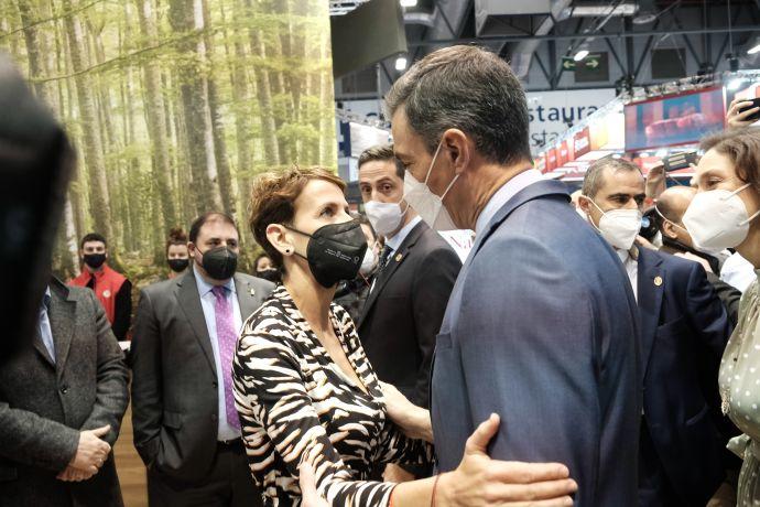 María Chivite, con el presidente Pedro Sánchez, en el estand de Navarra.