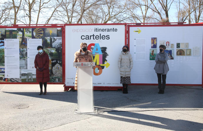 Chivite toma la palabra en Sangüesa. Al fondo, algunos de los carteles que integran la exposición.