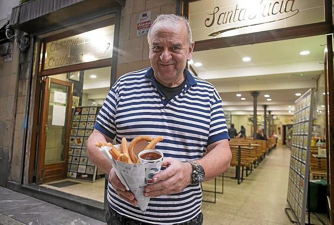 Patxi del Orden, en la entrada a la Churrería Santa Lucía, muestra la novedad invernal del cucurucho para churros con vaso incorporado.