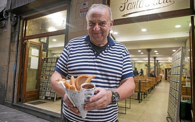 Patxi del Orden, en la entrada a la Churrería Santa Lucía, muestra la novedad invernal del cucurucho para churros con vaso incorporado.