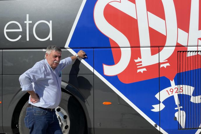 Juanjo Batiz posa junto al autobús oficial del Amorebieta en Segunda División.