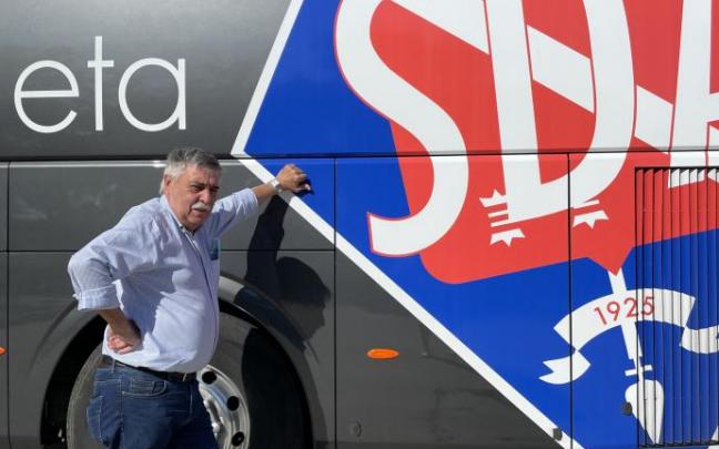 Juanjo Batiz posa junto al autobús oficial del Amorebieta en Segunda División.