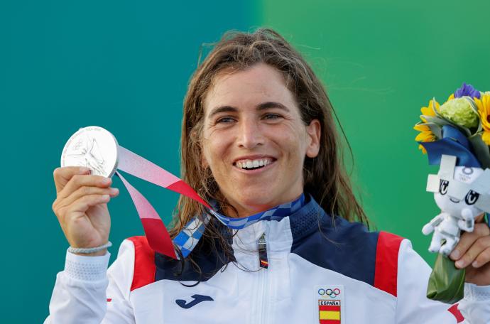 Maialen Chourraut celebra en el podio tras recibir la medalla de plata en kayak femenino en piragüismo en eslalon durante los Juegos Olímpicos 2020.