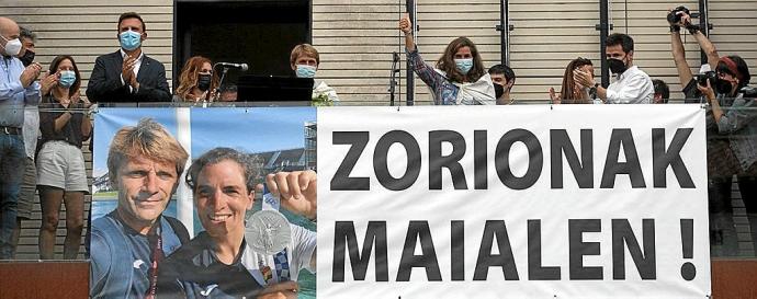 Chourraut se dirigió a los vecinos de Lasarte-Oria desde el balón de su Ayuntamiento. Fotos: Iker Azurmendi