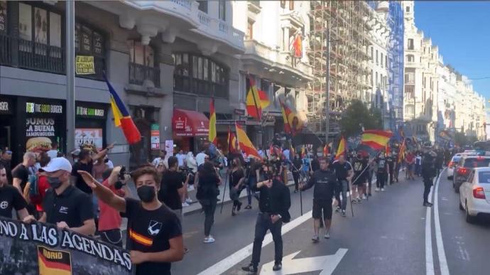 Un grupo de manifestantes profirió consignas tales como "fuera sidosos de Madrid" o "fuera maricas de nuestros barrios"
