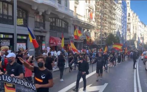 Un grupo de manifestantes profirió consignas tales como "fuera sidosos de Madrid" o "fuera maricas de nuestros barrios" Un grupo de manifestantes profirió consignas tales como "fuera sidosos de Madrid" o "fuera maricas de nuestros barrios"