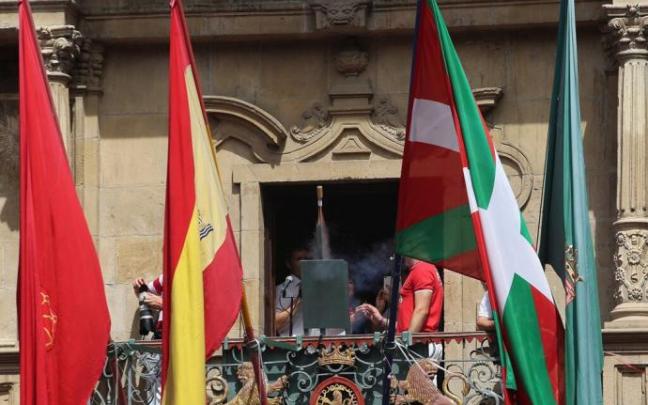 Lanzamiento del Chupinazo de 2017, a cargo de la DYA.