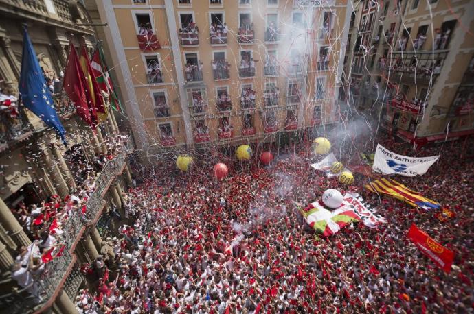 Ambiente en la plaza durante el Chupinazo de 2017.